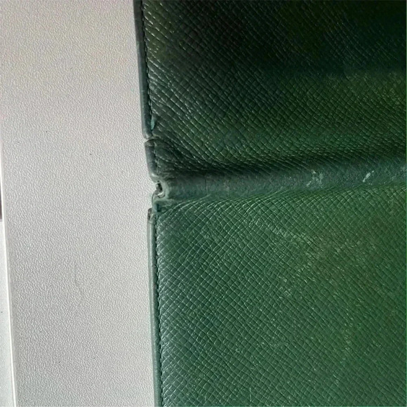 Louis Vuitton Vintage Taiga Leather Bifold Wallet Dark Green - Picture 4 of 13